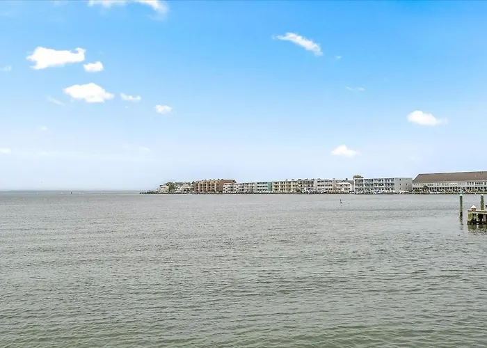 Spectacular 3-bedroom Bayside Pointe On The Bay Condo! Holiday home *